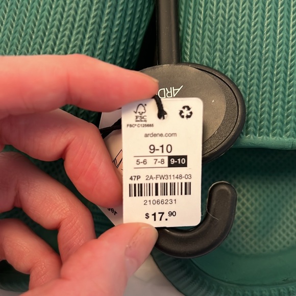 NWT. Ardene size 9/10 cloud slides - Picture 5 of 5